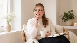Frau am Fenster mit Kaffee, ruhig und präsent
