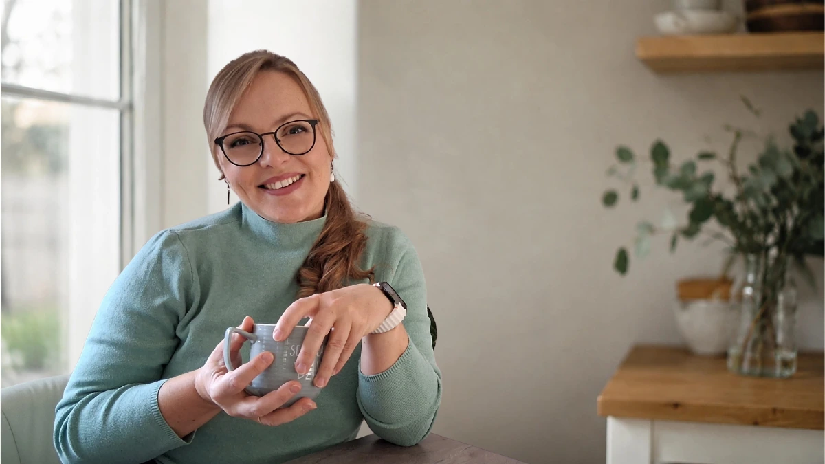 Frau am Morgen mit Kaffeetasse, ruhig und freundlich