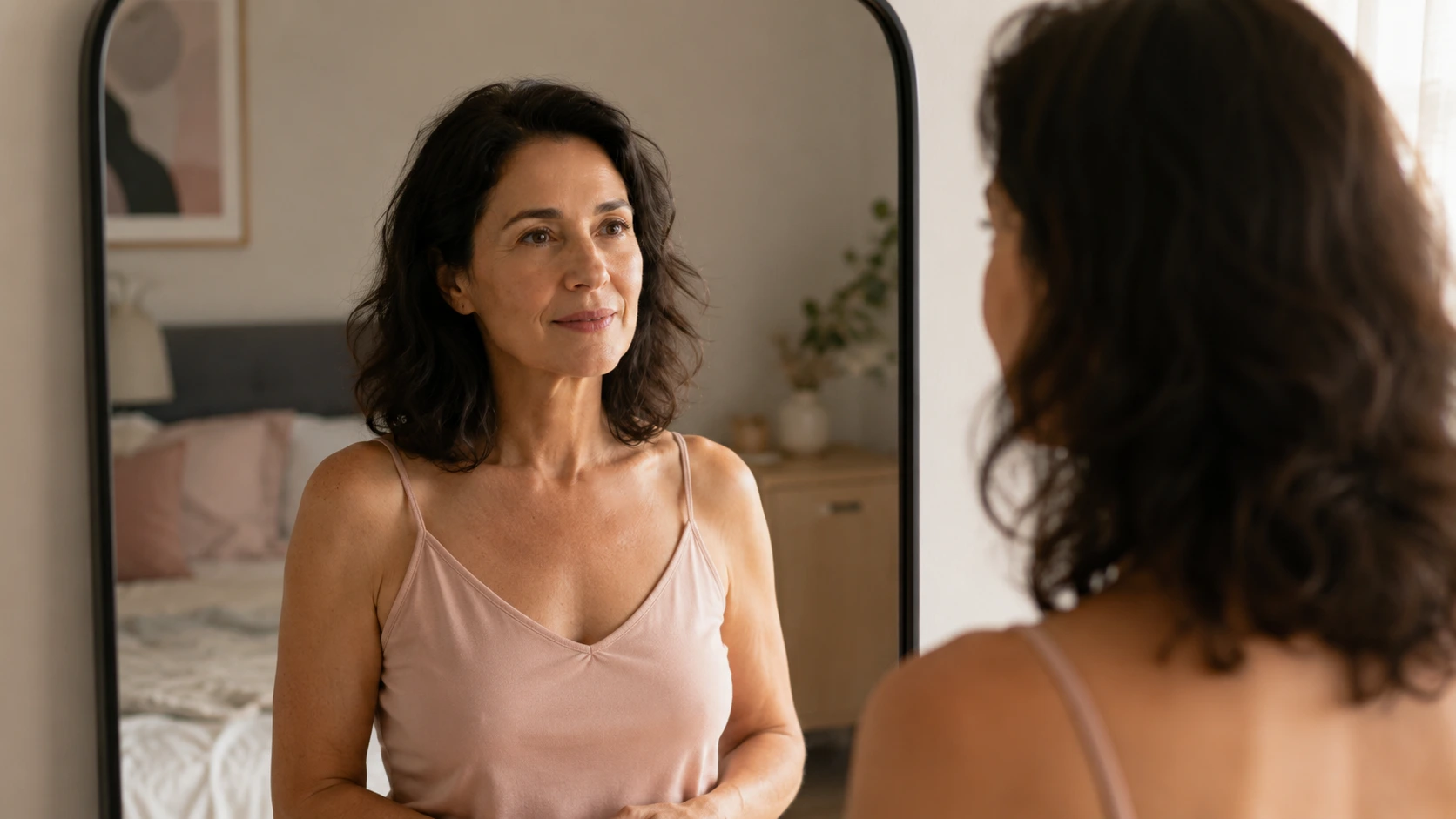 selbstwert stärken ohne affirmationen Frau über 40 nachdenklich vor dem Spiegel – Selbstwert stärken ohne Affirmationen